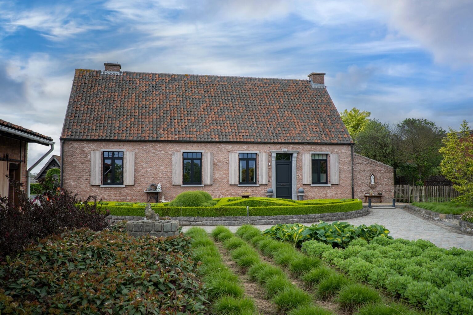 Renovatie hoeve zwarte ramen voorzijde